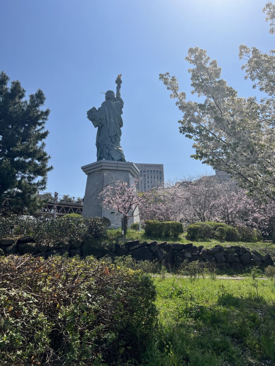 桜とお台場の女神のテラス